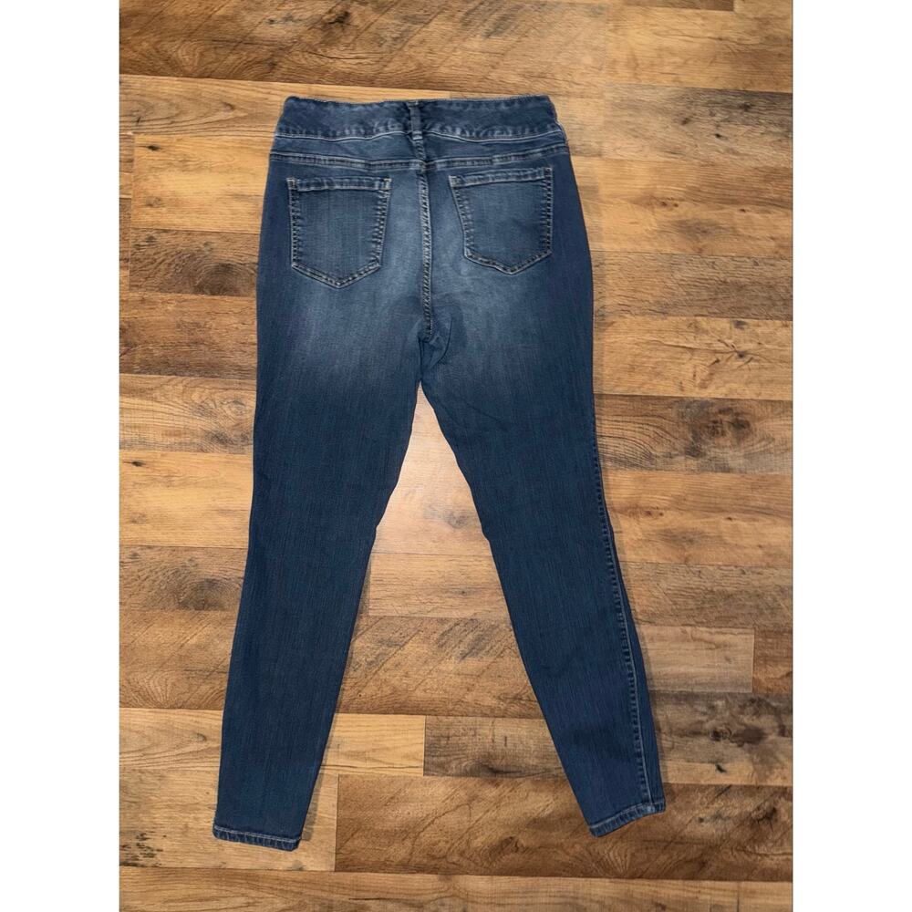 Torrid women’s skinny jeans withunique double-zipper pockets on the front - Picture 12 of 16